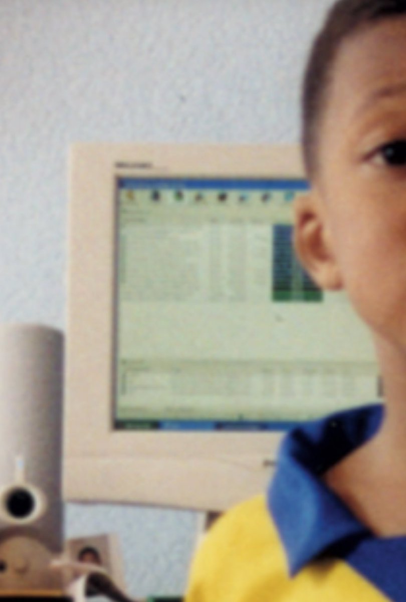 Dans la photo (mignonne) de Mbappé utilisée par L’Equipe mag,… il était plutôt eMule ou KaZaA ?