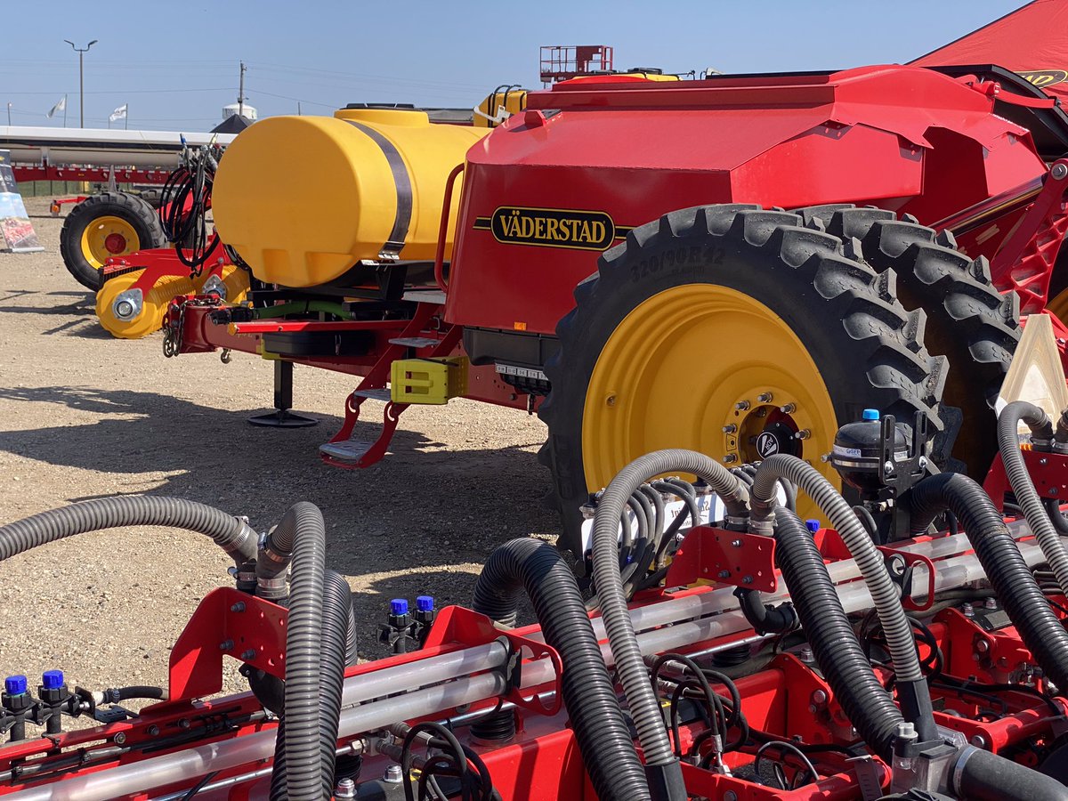 Good day at Big Iron Show in Fargo.
Interesting to speak with customers and dealers.
The US farmers are really qualified farmers.
Crister