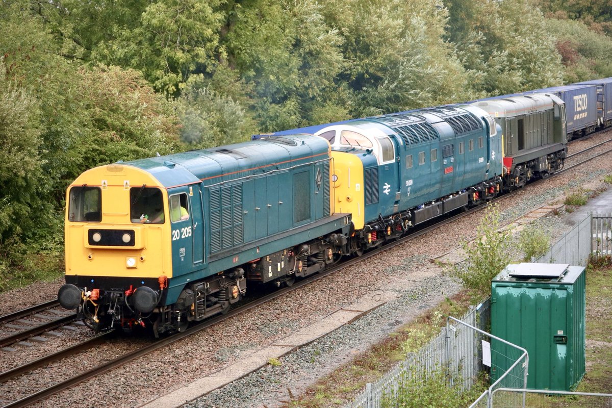 HiPa125's tweet image. ROMIC Group #Class20 20007 &amp;amp; 20205, plus #Deltic Preservation Society #Class55 55009 ‘Alycidon’, working RailAdventure 0Q55 1305 Barrow Hill Depot &amp;gt; Lydney Junction through Stenson