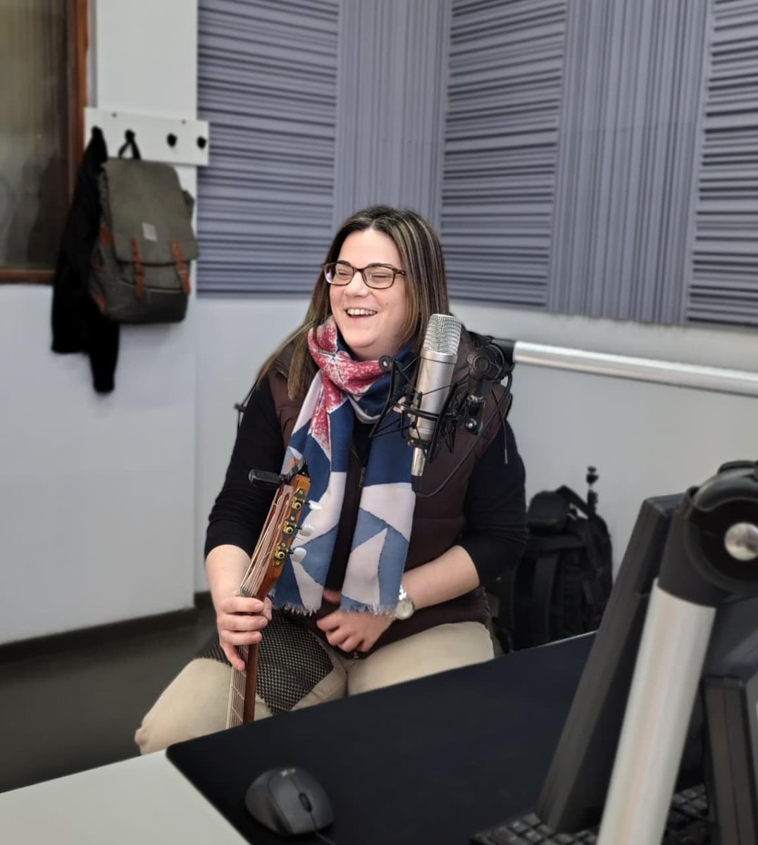#Ahora en #LaSiestaEsSagrada💤 nos visita en piso la doctora en Artes, guitarrista, investigadora y docente de música en la Facultad de Artes de la UNLP, Lucía Troitiño.

💻provinciaradio.com.ar