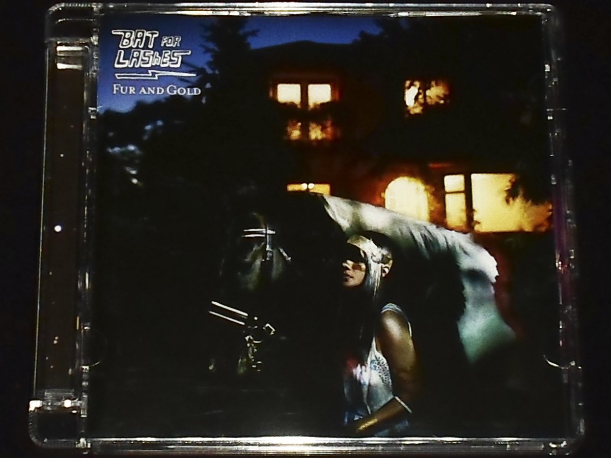 TTonyMontana's tweet image. HOY se cumplen 19 años de la publicación de #FurAndGold álbum debut de la cantautora inglesa #NatashaKhan mejor conocida como #BatForLashes 💿 @BatForLashes 
instagram.com/p/DOeTcLMiaO1/…