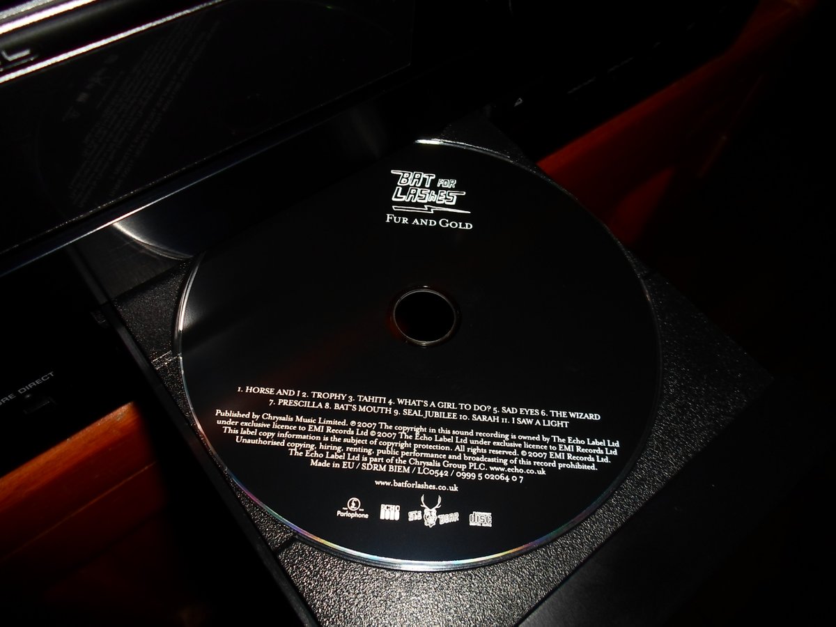 TTonyMontana's tweet image. HOY se cumplen 19 años de la publicación de #FurAndGold álbum debut de la cantautora inglesa #NatashaKhan mejor conocida como #BatForLashes 💿 @BatForLashes 
instagram.com/p/DOeTcLMiaO1/…