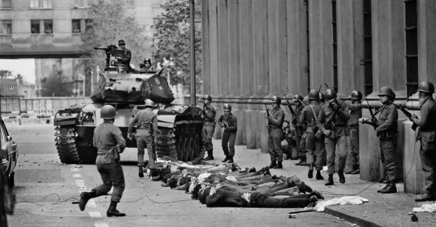 Chile. Conmemoran 52 años del golpe de Estado a Salvador Allende #ANIVERSARIODELGOLPE #ASESINATOS #BAYANODIGITAL #CHILE #EEUU #EXPLOTACIÓN #GOLPEDEESTADO #MARTIRES #MILITARISMO #NEOLIBERALISMO #SALVADORALLENDE bayanodigital.com/chile-conmemor…