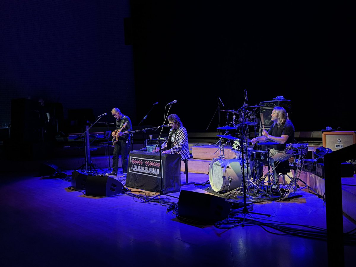 <a href="/WillieDowlingJ4/">Willie Dowling</a> and the Invisible Band at <a href="/rncmlive/">Royal Northern College of Music</a> 
Proper.