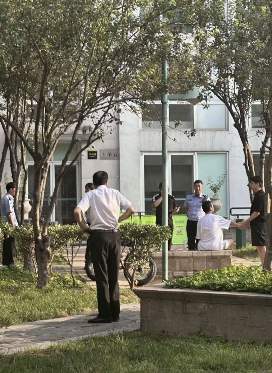 于朦胧……本来我不信的，直到我看到图片里的俩男同。