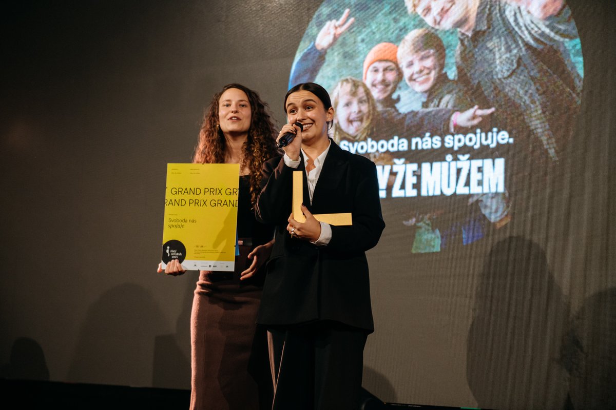 Projektem roku se stává  🥇 „Svoboda nás spojuje“ iniciativy Díky, že můžem (<a href="/dikyzemuzem/">Díky, že můžem</a> ). Kampaň připomněla 35 let od sametové revoluce a představila svobodu jako klíčovou hodnotu, která dokáže stmelovat napříč generacemi. Gratulujeme! 🎉