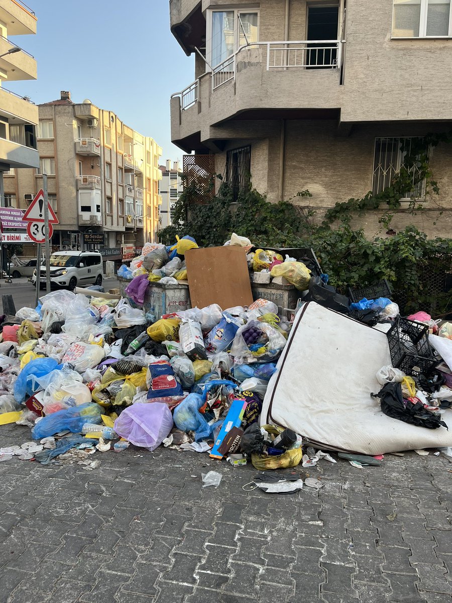 İzmir’i yönetenlere çağrımdır;

Burası Türkiye’nin incisi, Güzel İzmir…Zaten günlerdir sular kesiliyor, suyumuz bitti bitecek.çöpler toplanmıyor, konteynerler ağzına kadar dolu.
Ulaşıma sürekli zam yapılıyor, indirimli aktarma kaldırılıyor.
Sadece işe gidip gelmek için günde 120