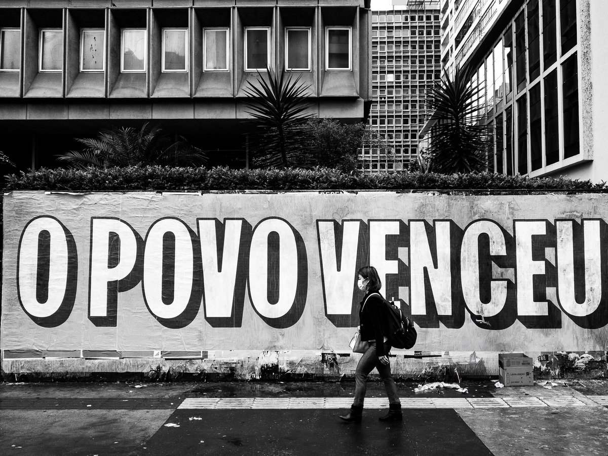 Meu pai e dois amigos, assassinados pelo governo Bolsonaro estão de certa forma vingados. Vencemos. 

Foto que fiz na avenida Paulista em novembro de 2022 e guardei para um momento como hoje.