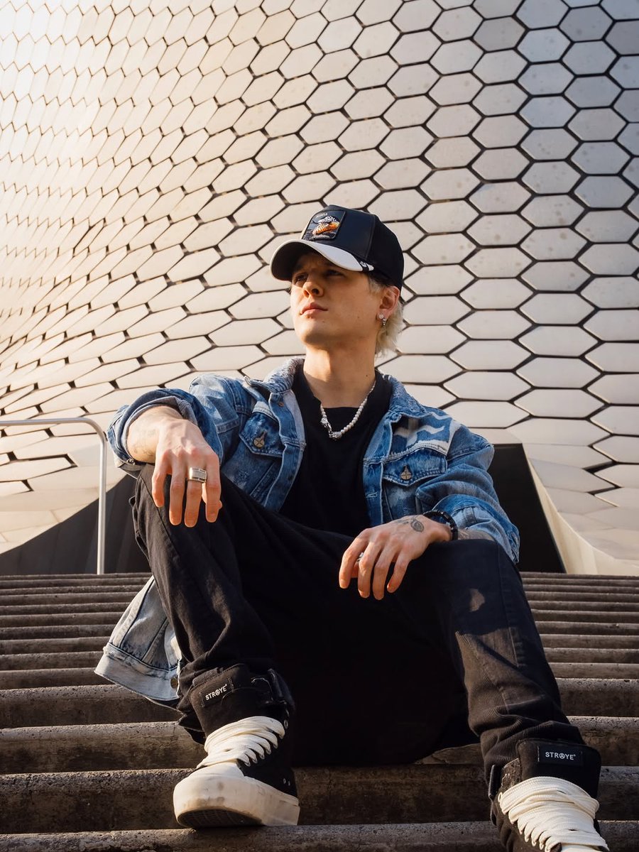 Chris en Mex se ve tan guapo 😍😍