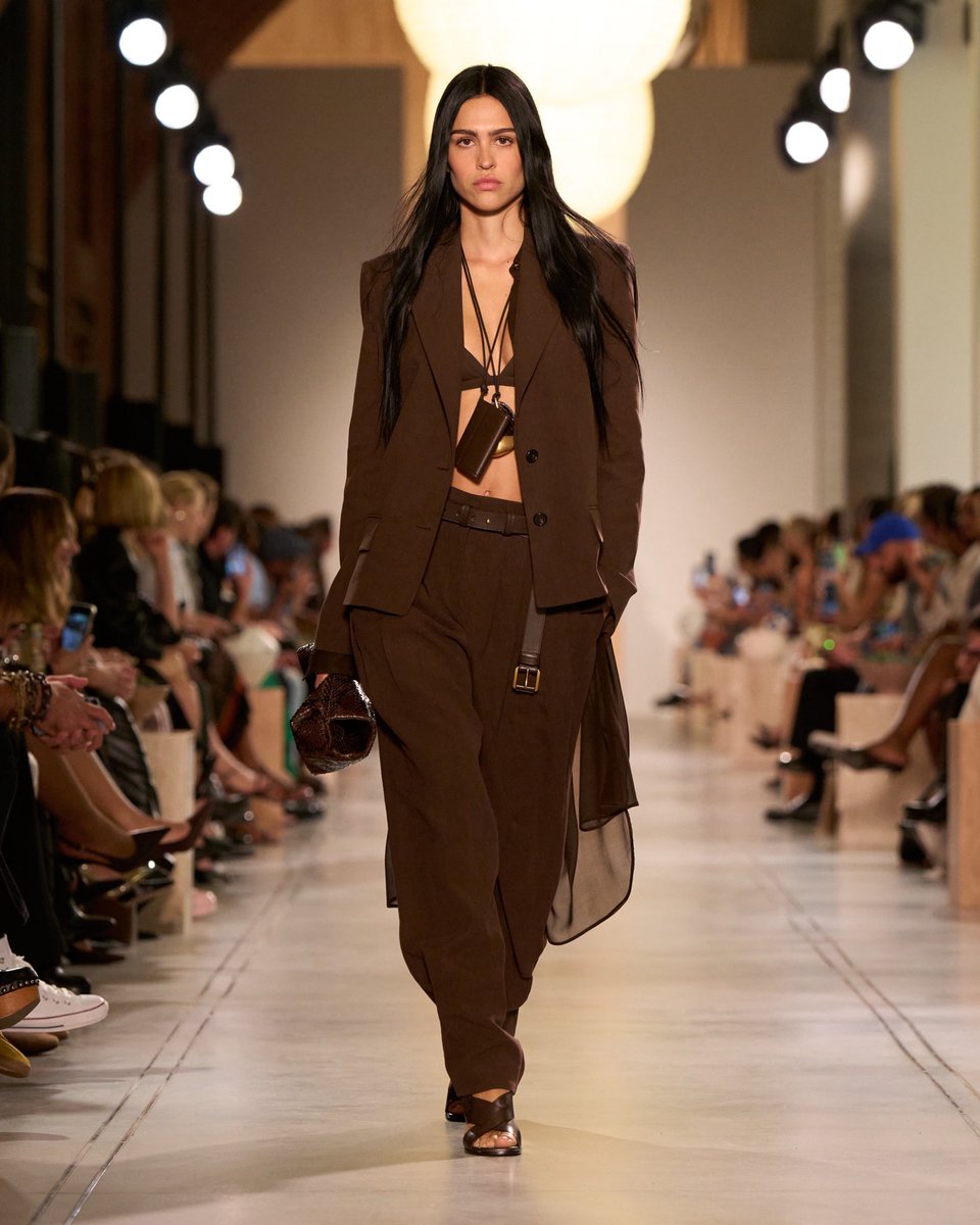 MichaelKors's tweet image. Ease, draping, soft tailoring. Introducing the Spring/Summer 2026 Michael Kors Collection.

#MichaelKorsCollection
#NYFW
