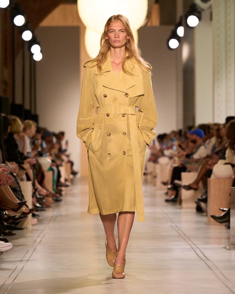 MichaelKors's tweet image. Ease, draping, soft tailoring. Introducing the Spring/Summer 2026 Michael Kors Collection.

#MichaelKorsCollection
#NYFW