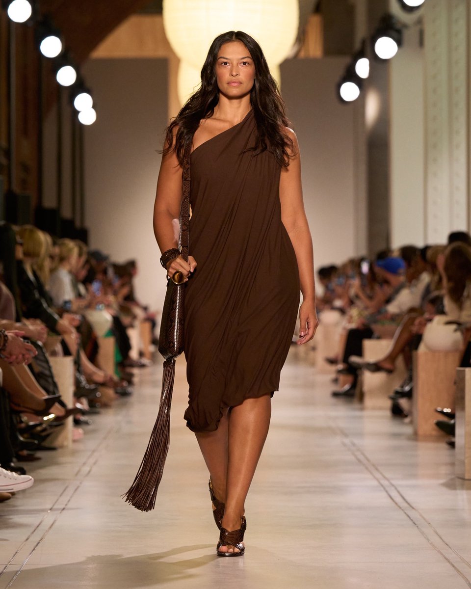 MichaelKors's tweet image. Ease, draping, soft tailoring. Introducing the Spring/Summer 2026 Michael Kors Collection.

#MichaelKorsCollection
#NYFW