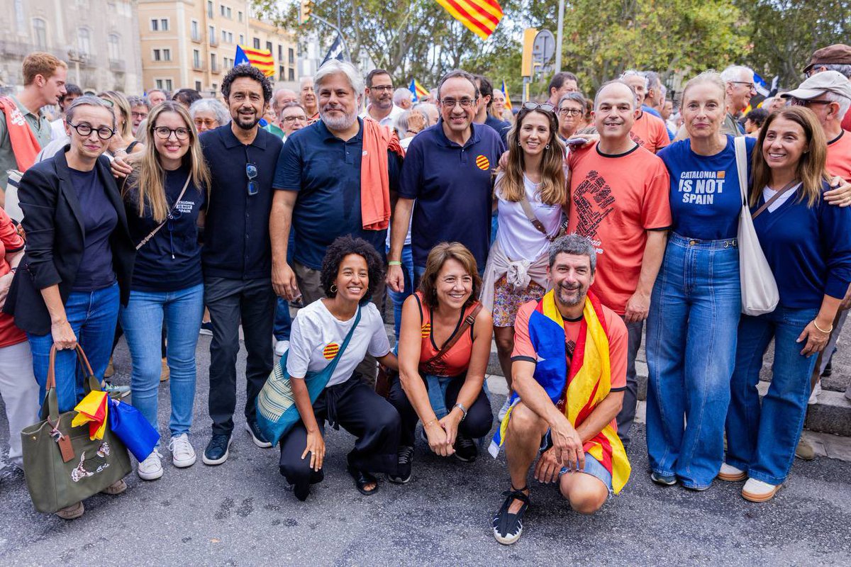 Avui he vist molta gent, més de la q m’esperava. Molts joves, més q els darrers anys…
En definitiva, molts q preferim seguir remant fins q la independència sigui una realitat…
Qui vulgui sumar, seguim!!!