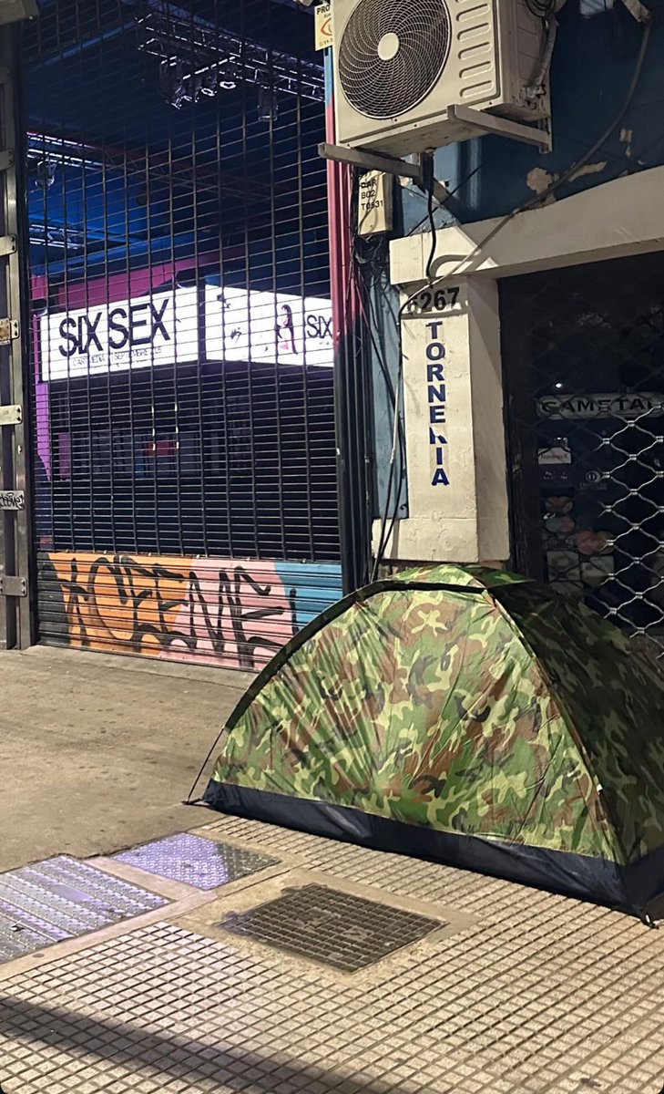 hajajajajaja ACAMPABAN PARA EL ART MEDIA NONO un laburito ni d onda