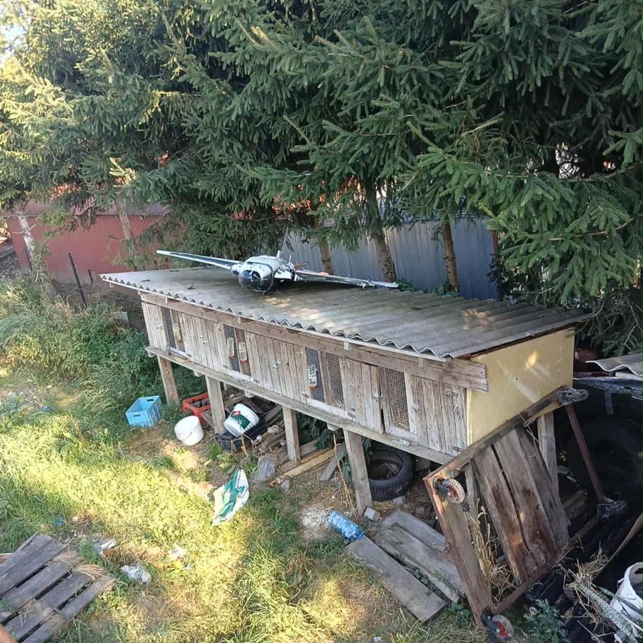 Hanno recuperato droni russi,li hanno sistemati al meglio,alcuni addirittura con nastro adesivo e li hanno adagiati sul territorio polacco.
Esattamente come fece Powell all'ONU,stanno cercando pretesti per dichiarare guerra.

Alla messinscena partecipano politici e media italiani