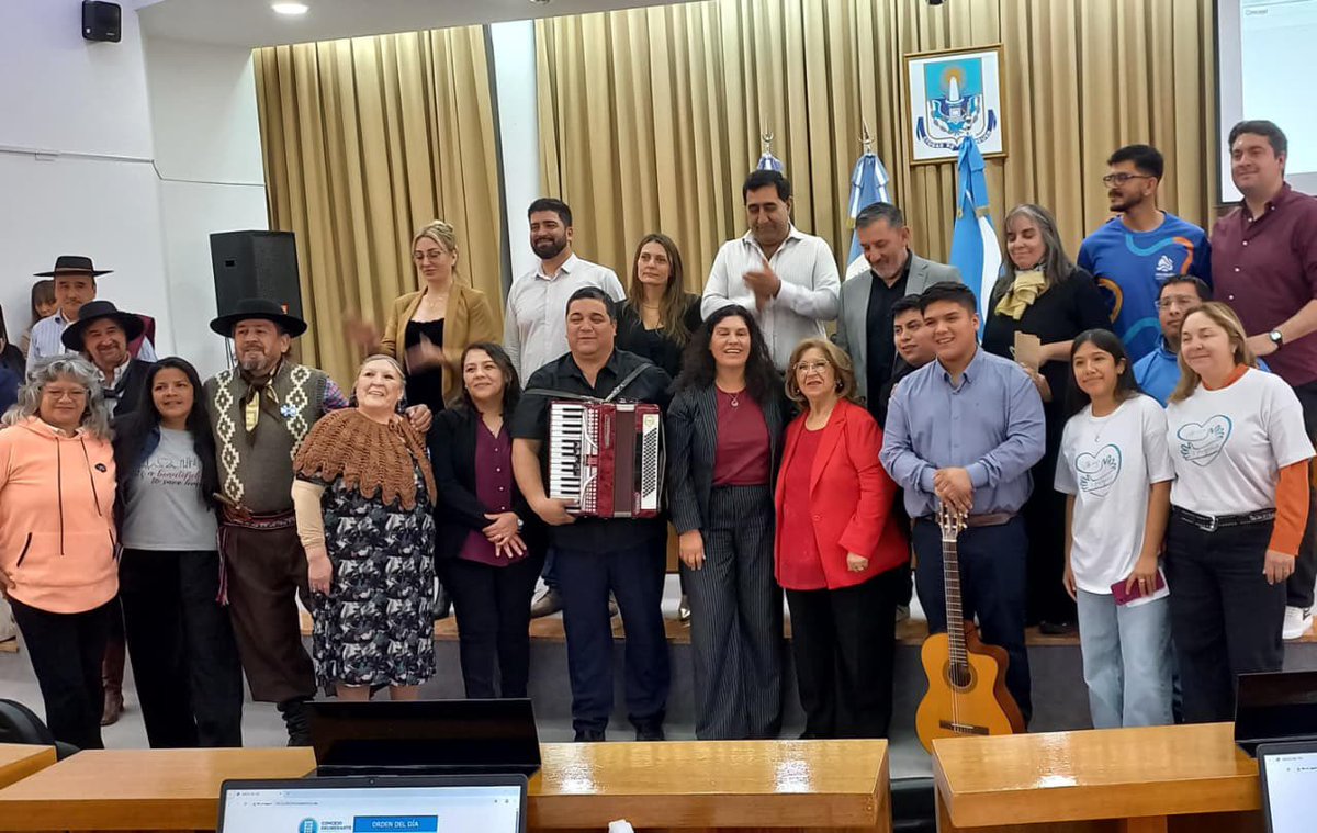 tatuhess's tweet photo. 🎶 Acompañamos a @nicxlass_ojeda en el Concejo Deliberante, donde su canción “Abrazo Neuquino” fue declarada de Interés Municipal 💙
👏 Orgullo local que hace vibrar a nuestras juventudes.
👉 Escuchala acá: https://t.co/k5ZMS4DhhU
#Juventudes #ArtistasLocales @GiovanettL https://t.co/3eDx4VTqyD
