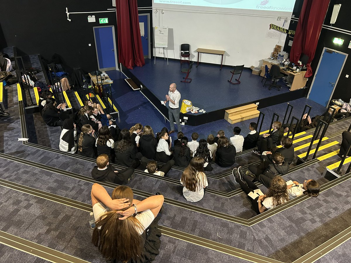 Pleasure to visit  <a href="/WhitehillSec/">Whitehill Secondary</a>👍🏼 Learning visits focussed on Art🎨 with S4 &amp; English🤓with S1 where I saw positive relationships, pedagogical approaches, digital &amp; active learner engagement🌟Good to see <a href="/Tree_Of/">Tree of Knowledge</a> with S1 &amp; iPad refresh in action 📲 <a href="/JeanMil09459364/">Jean Miller</a> @Doug_GCC