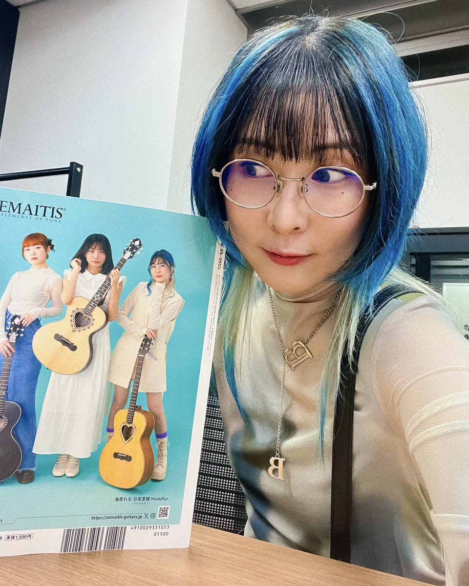 mindaryn_'s tweet photo. みんなーーー🥰✨

私たち3人が10月号のギター・マガジンの裏表紙に登場しました！
さらに、11月号・12月号でも続けて掲載予定です✨

ぜひチェックしてみてくださいね！

#ZEMAITIS #ギタマガ #guitarmagazin #神田商会 https://t.co/9LJZM42Mcw