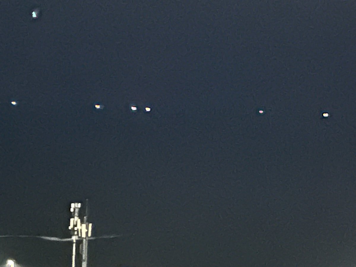 gabyjoro's tweet photo. Que serán tantas luces en el mar a esta hora??? Se ven muchas luces en fila ?? Iquique https://t.co/yZP9rau2fp