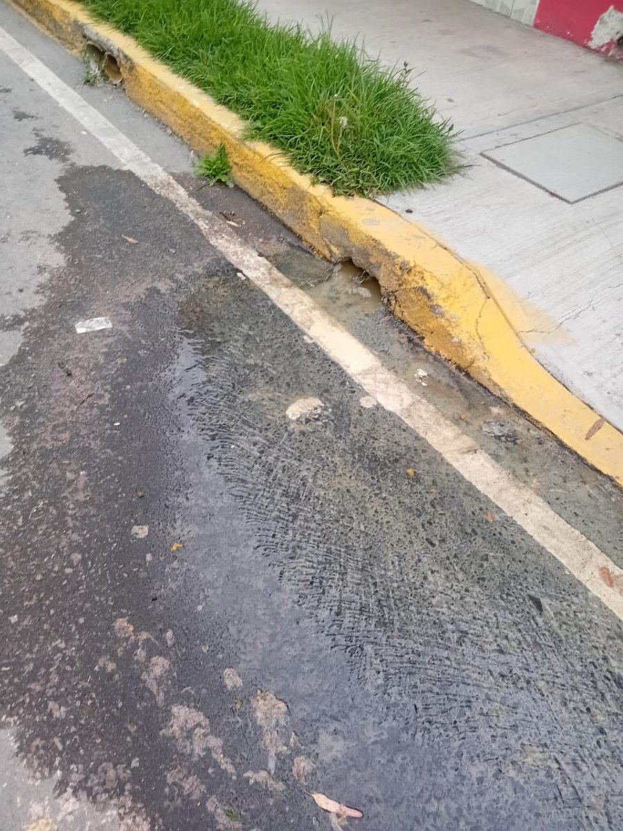 alaucookie's tweet photo. @CAASIM De aquí sale el agua del drenaje a la calle. https://t.co/F9DLsDI6s1