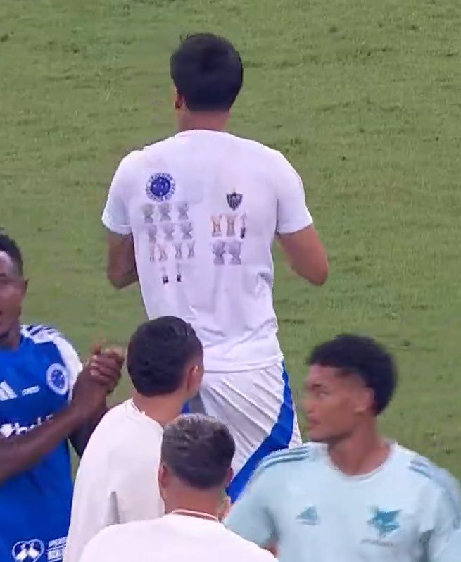 ⚠️ Kaio Jorge saiu do gramado do Mineirão com uma camisa provocando o Atlético-MG. Uma raposa comendo um galo na parte da frente e os principais títulos dos clubes na parte de trás.

📸 Reprodução