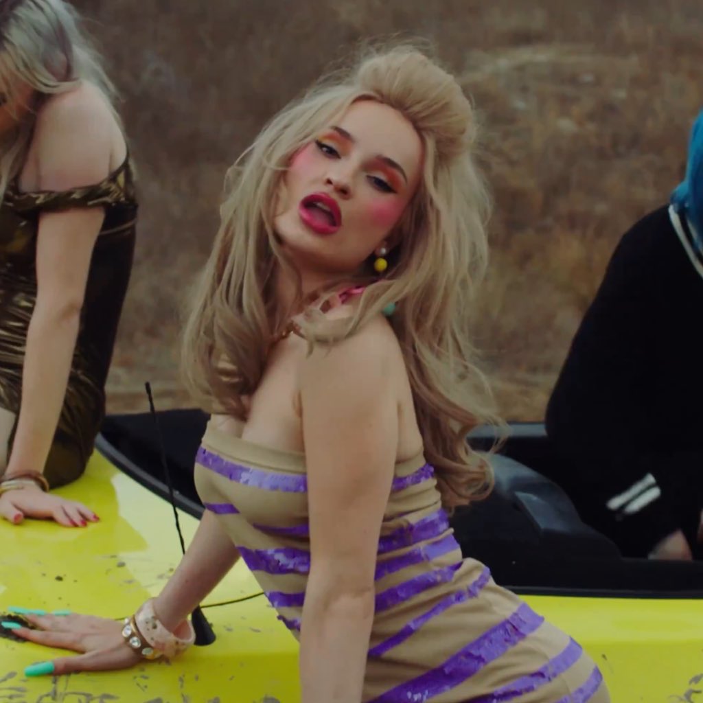 Celebirteas's tweet image. God bless the frost children for getting her on a music video set