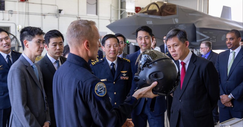 mindefsg's tweet photo. Minister for Defence Mr Chan Chun Sing visited @LockheedMartin’s F-35 production facility in Fort Worth, Texas on 12 Sep (SG time), where Singapore’s F-35 fighter aircraft are being built. 🇸🇬’s first of 20 F-35 fighter aircraft is on track for delivery in end-2026.