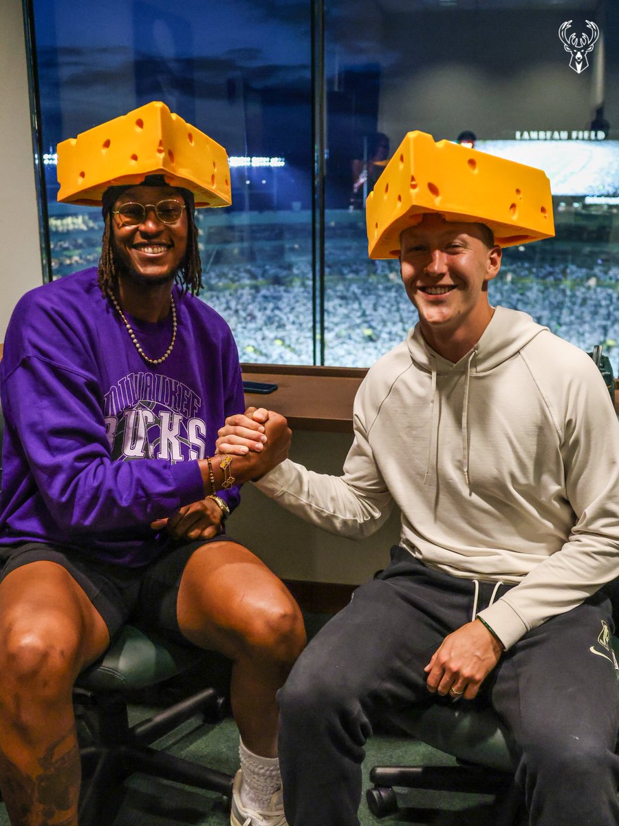 These custom cheeseheads are GOLD. 🧀
