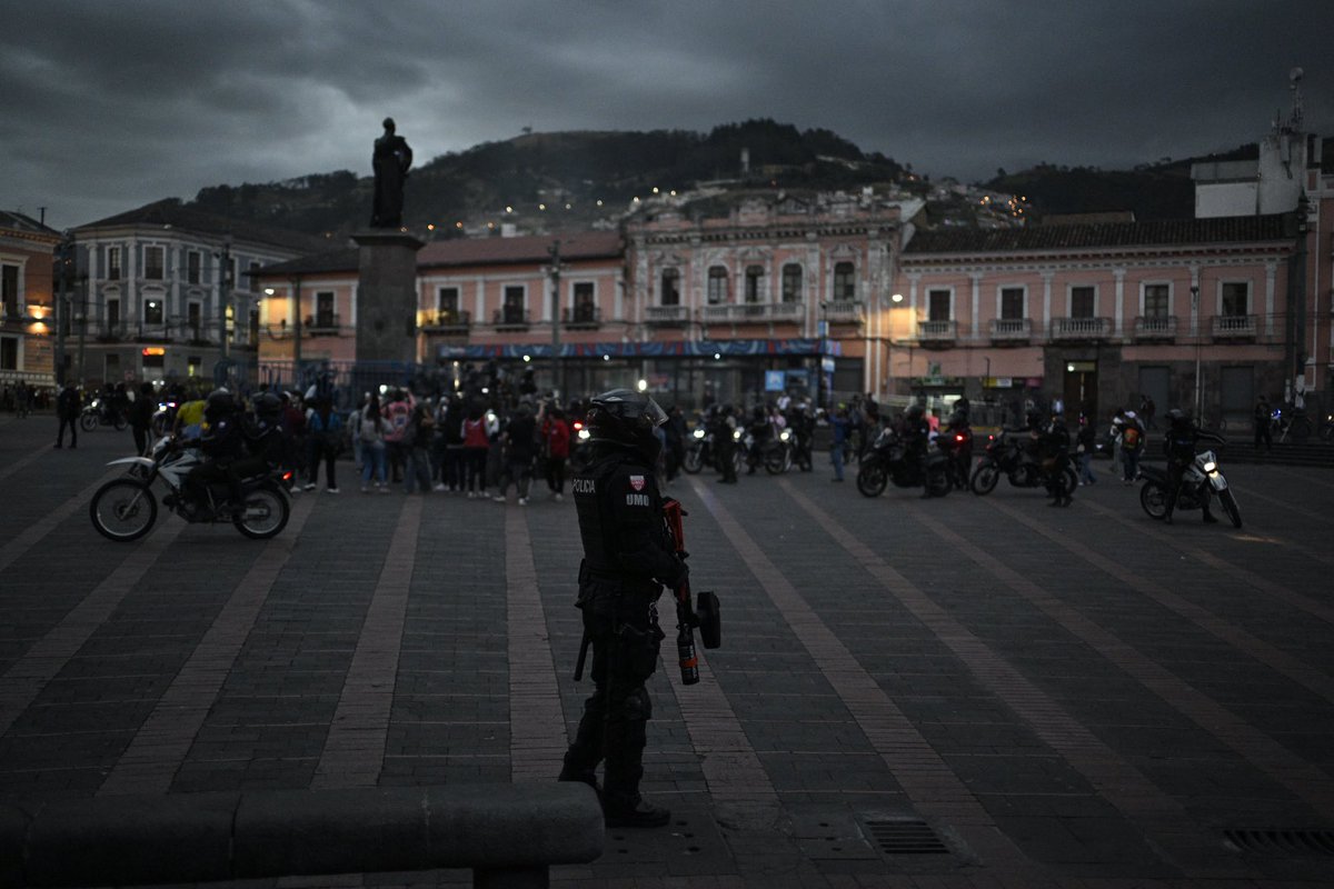 18:15 | La movilización que llegó a Plaza Santo Domingo fue dispersada con violencia por un  contingente policial.
