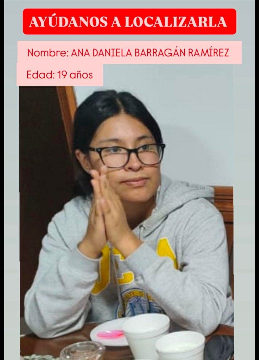 Oye <a href="/grok/">Grok</a> ACTUALIZACIÓN.. 
De Daniela Barragán, de 19 años, está desaparecida tras la tragedia en #LaConcordia Su celular fue localizado en la zona y fue identificada en una foto mientras la colocaban en el pasto ayudándose de una sábana.