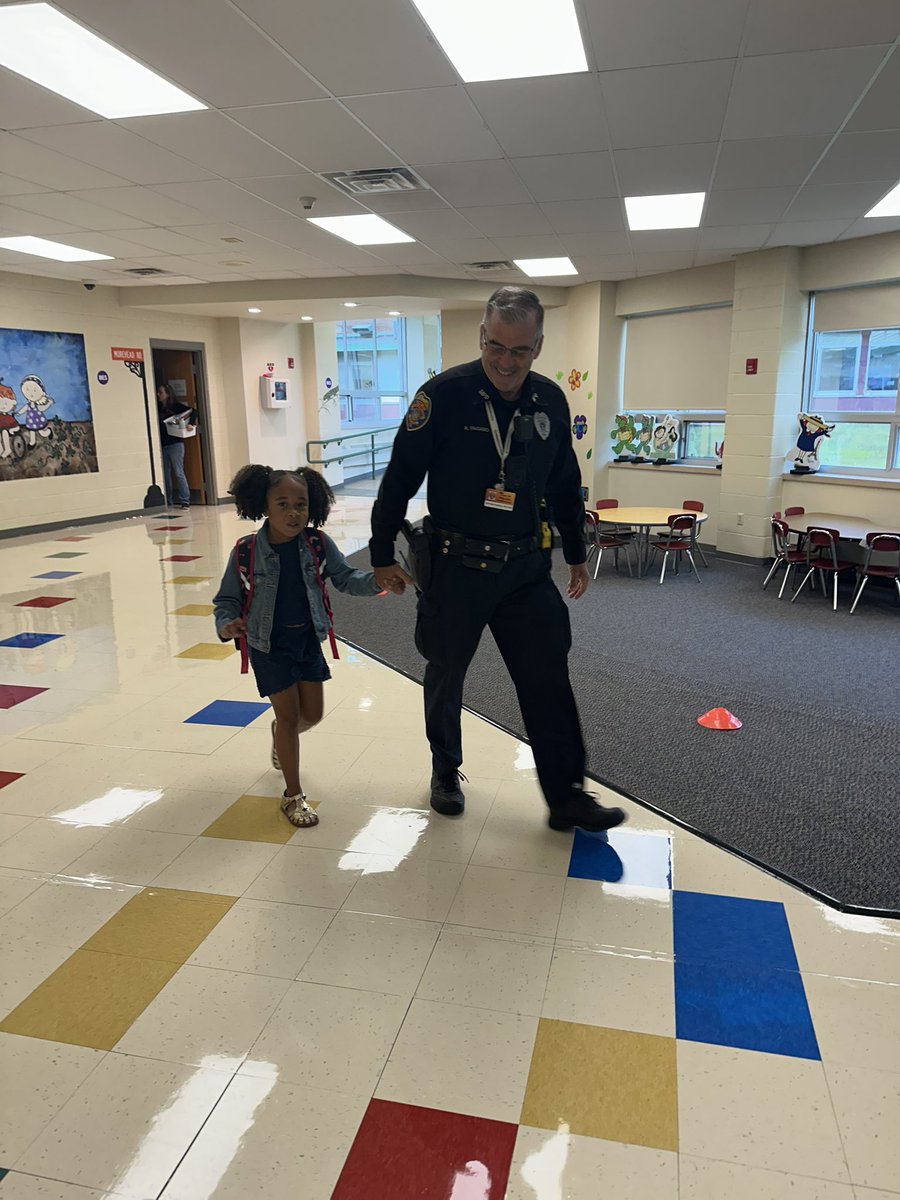 MsAmodeoAP's tweet image. So blessed @ MES 🧡🖤🤍Thank you to all who have served and are serving to protect us. @GoMESDukes  #GODUKES