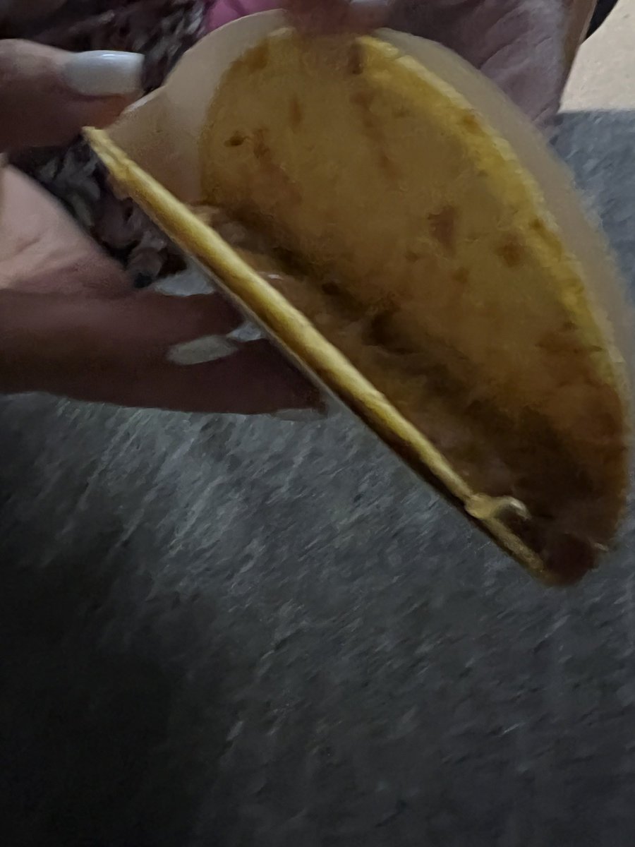 illbee71's tweet photo. @tacobell 
Here are 2 taco supremes with extra cheese and no lettuce. Please tell me if this is up to standards #tacobell https://t.co/MKg0Ogm7oQ