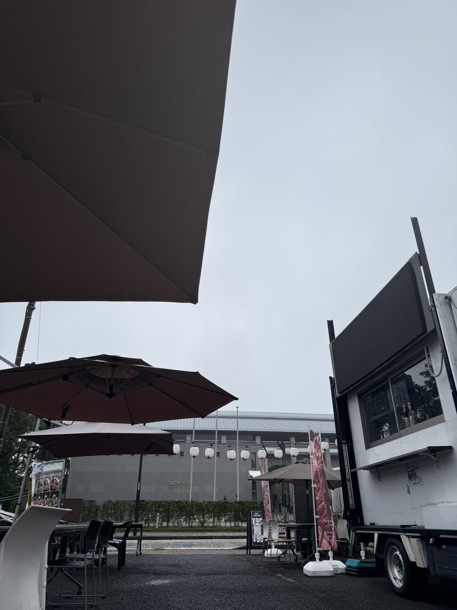 FanFunLab143831's tweet photo. おはようございます☁️今日の箱根は曇り空で、時々小雨がパラついています🌧️傘を持っての観光が安心かもしれません！SHOGUN761は今日も元気に営業🔥温かい将軍ラーメンで体をぽかぽかにしていきませんか？箱根の景色と一緒に最高の一杯をどうぞ🍜✨ #箱根 #ラーメン #SHOGUN761 #雨の日の楽しみ https://t.co/JJqIlrsibA