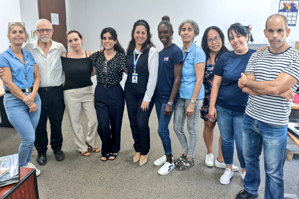 Este es mi equipo ✊. Cuanto orgullo 🤗.  No hay reto que se resista a nuestra determinación y trabajo en equipo. Lo complejo es nuestro pan de cada día. 👌 #OperacionesDeRed #EtecsaConCuba 💻
Faltan algunos que también nos acompañan, ellos saben que están en nuestros ♥️