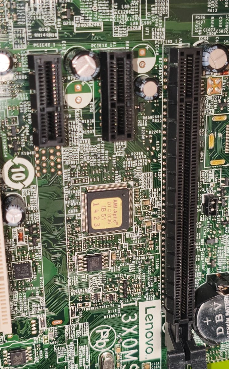 kajimack_ch's tweet photo. トンチンカンな事言ってたらすみません！
この写真のPCI Expressって4xって書いてるんすけど、この写真右側の拡張カードってこのスロットでは使えないんすかね？
やっぱ16xに挿さないとダメなんすかね？
パソコン詳しい方m(_ _)mよかったら教えて下さい！！
#パソコン #PCIExpress https://t.co/QV8gojArfK