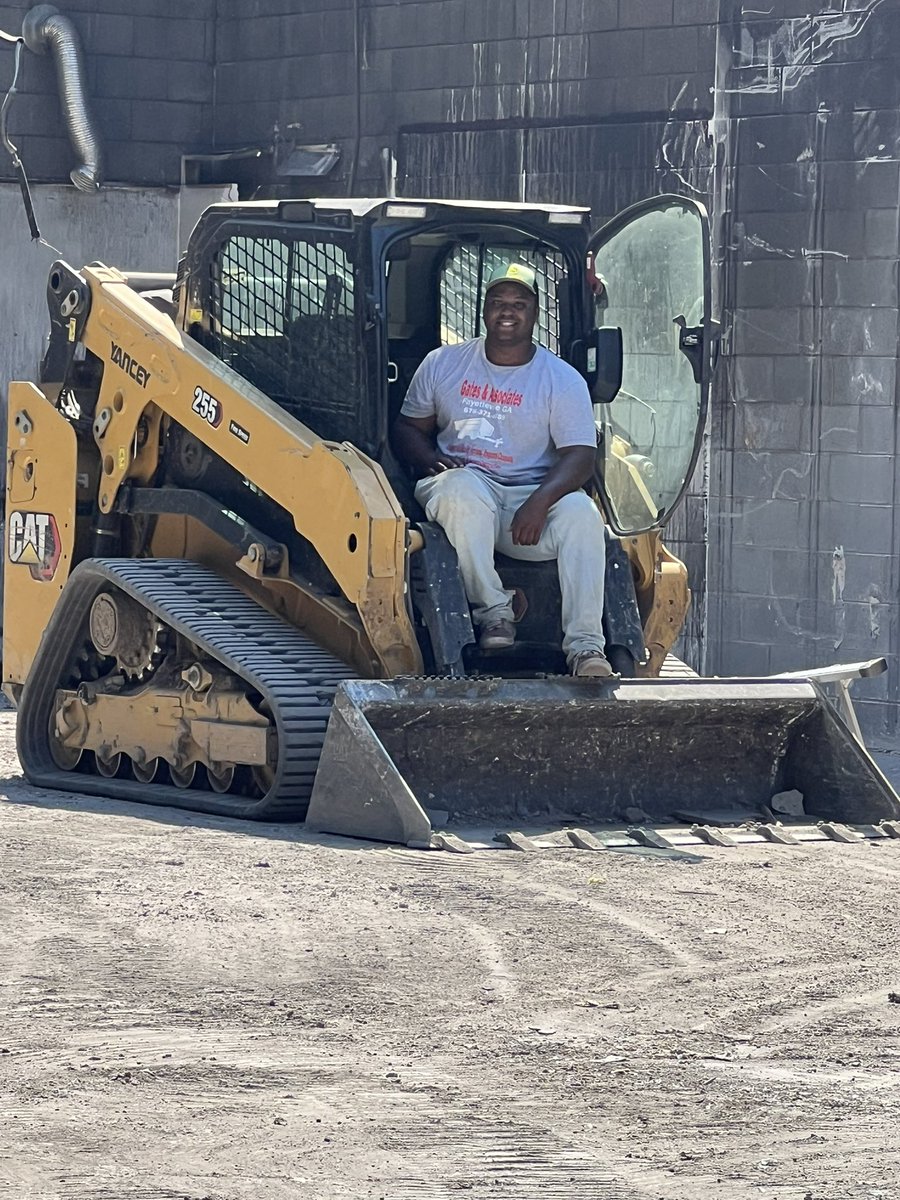 Country_Living_'s tweet photo. Feel free to call “Gates &amp; Associates” today for junk removal, clean outs, hauling and general construction 470-921-9587 or 678-371-8659 https://t.co/x3sAxzilr1
