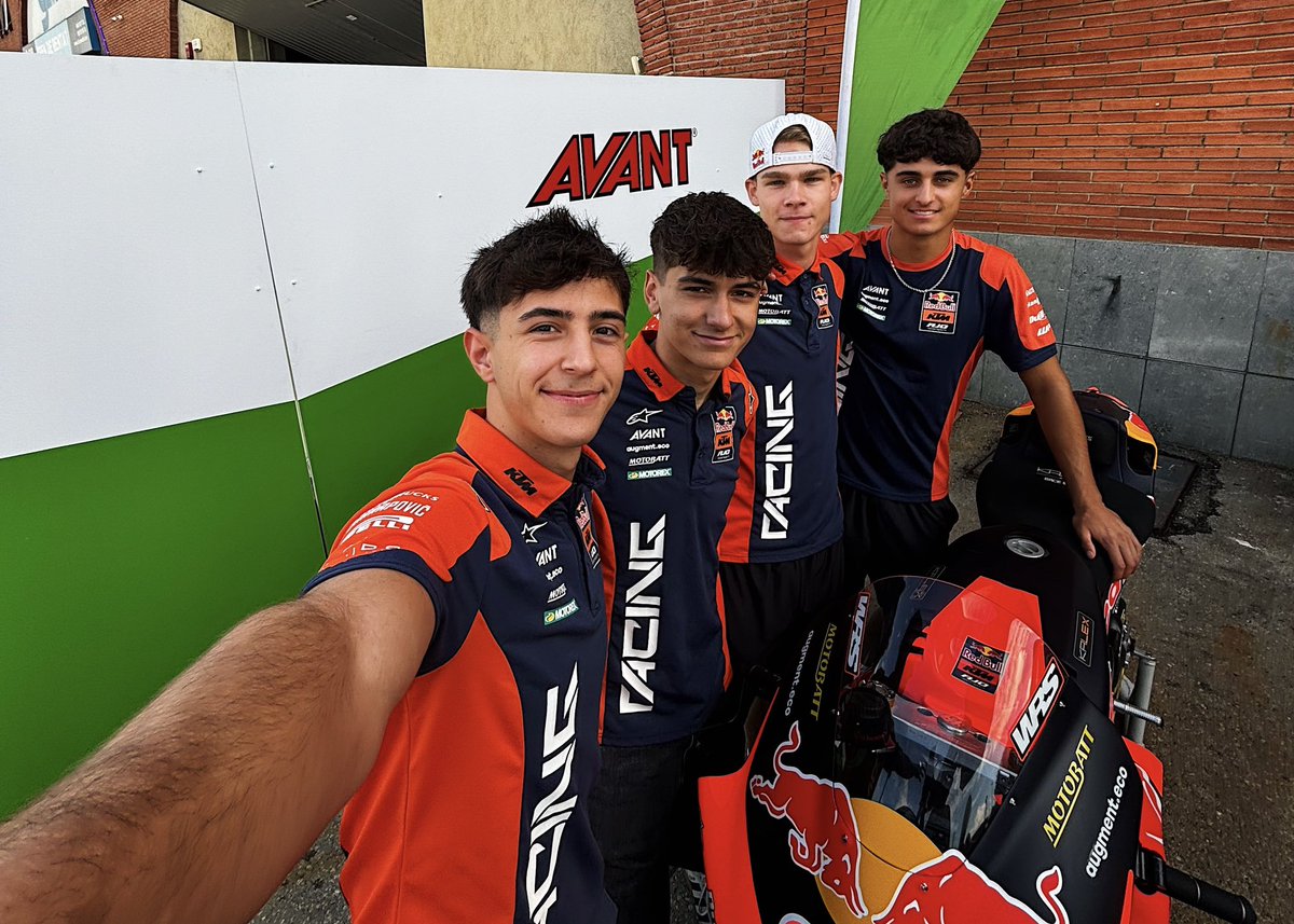 lexnadria's tweet photo. Vivir tu #HomeGP está muy bien, pero hacerlo con podios en #Moto2 y #Moto3 y celebrar un título de constructores, es otro nivel.

El #CatalanGP nos dio 5 días de mucho trabajo, pero sobre todo, de ilusión, experiencia y felicidad junto al equipo.

¡El Circuit nunca falla! 🧡 https://t.co/JmYshKeWqd