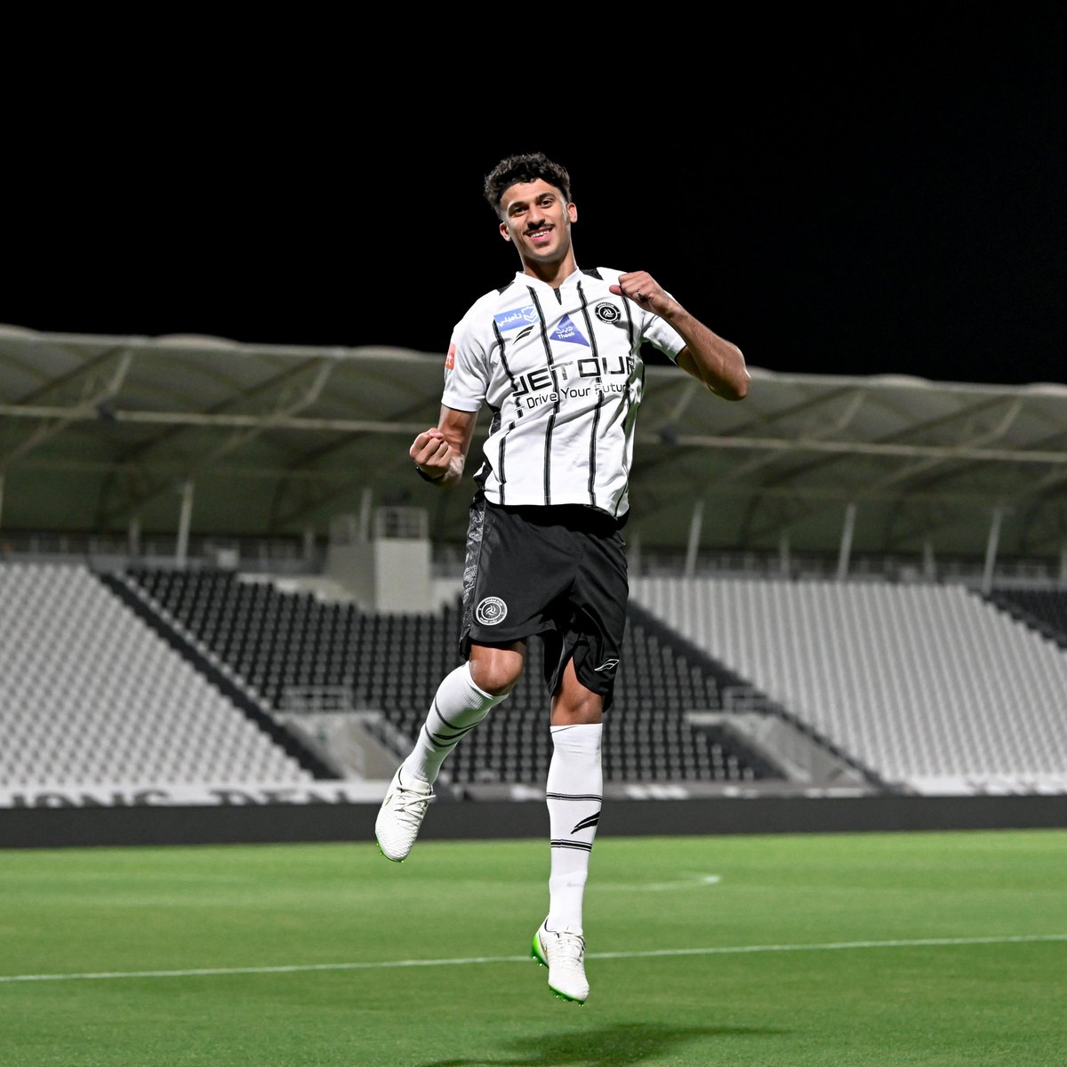 AlShababSaudiFC's tweet image. "عبدالعزيز العثمان" في #الشباب 🤍🖤

#يلا_شباب | #العثمان_شبابي