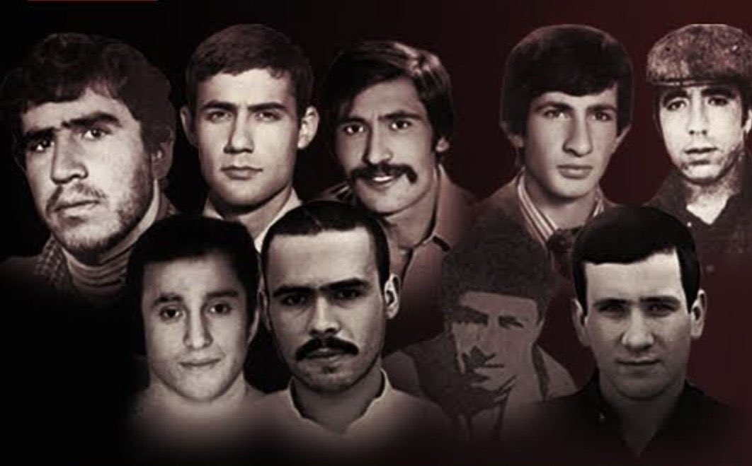 Sızlasa da gönüller düşenlerin yasından, Koşar adım gitmeli onların arkasından. Kahramanlık, içerek acı ölüm tasından, İleriye atılmak ve sonra dönmemektir!

Darağacında 9 Karanfil
Unutmak ne mümkün!

Şehitlerimizin ruhları şâd olsun. 🥀🤲🏻

#12Eylül