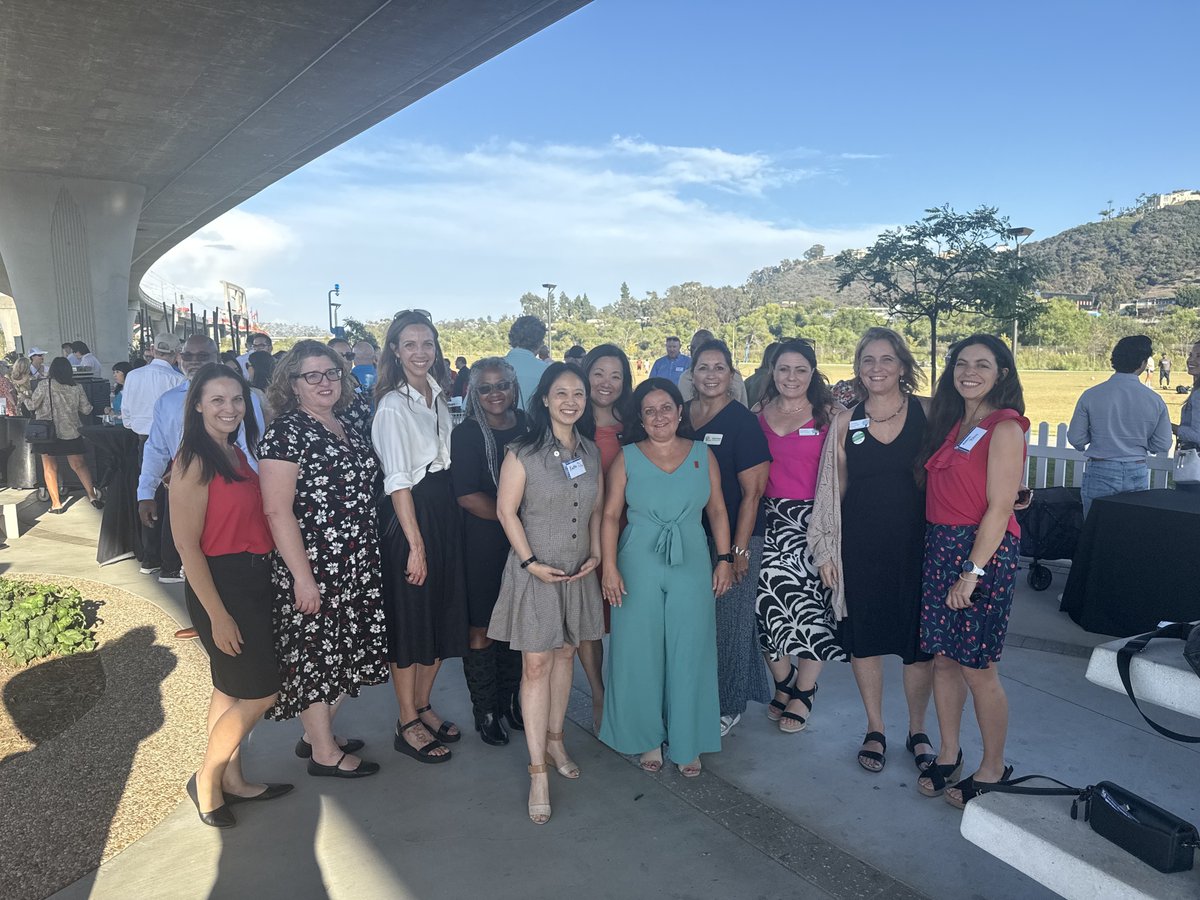 LEADSanDiego's tweet image. Always wonderful to see #LEADinthewild! This was during the San Diego Regional Chamber of Commerce Business After Four Mixer at the SDSU Mission Valley River Park. It&apos;s hard to go to a networking event in San Diego without running into some LEAD alumni 💙