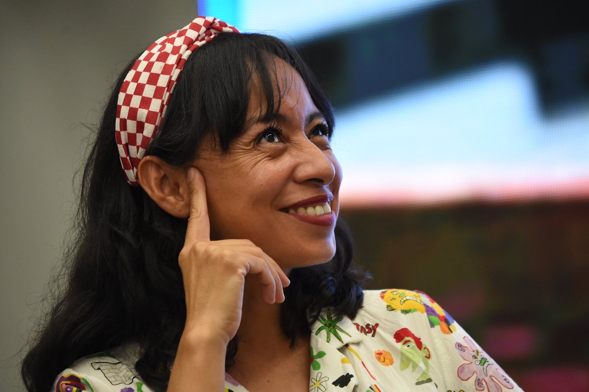 ¿Puede la literatura incendiar la mediocridad de los tiempos que habitamos? 🔥📚
Brenda Navarro🇲🇽 ( <a href="/despixeleada/">Brenda Navarro</a> ) abrió #Ulibro2025 con un discurso poderoso sobre el lenguaje, la ciudadanía y el fuego creativo. 🧵👇

#TBT