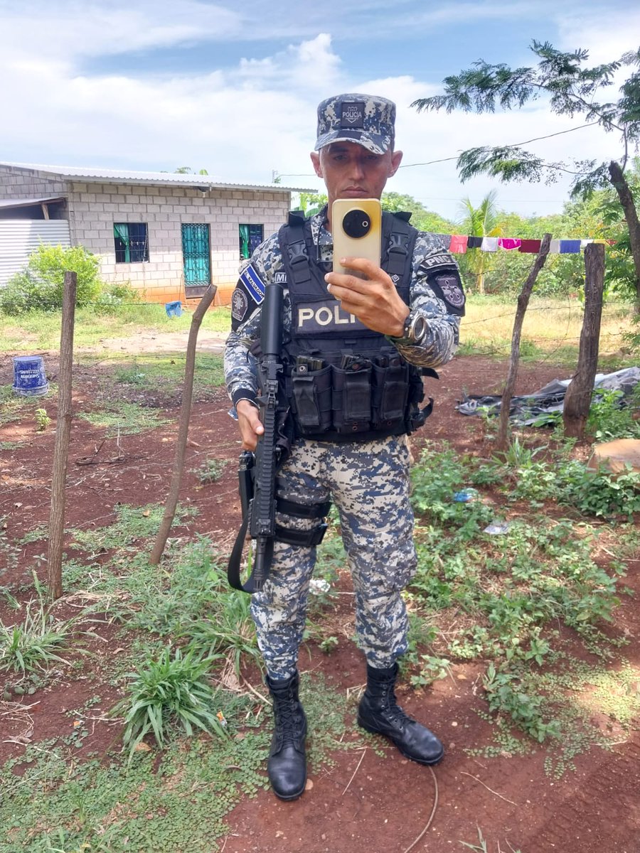 #Alerta | Agentes de la Policía Nacional Civil,  pesonal del Centro Nacional de Registros y la Fiscalía llegaron esta tarde a la comunidad La Lima, en La Unión, sin presentar sus credenciales ni argumentos. Lo que mantiene en alerta a 86 familias.

📸: <a href="/MILPAelsalvador/">MILPAelsalvador</a>