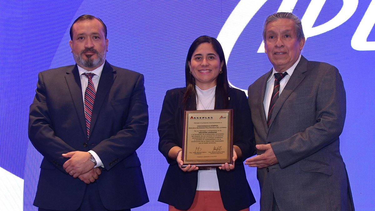 espol's tweet photo. La #ESPOL participó en la feria IPLAS 2025, evento que sirvió como un punto de encuentro y networking entre empresarios y líderes en áreas de tecnología, materias primas, insumos, equipos y maquinarias.

Como parte del evento, se desarrolló un congreso que contó con ponentes especialistas en diferentes campos. Uno de ellos fue Andrés Rigail, docente de @espolfimcp, con el tema ‘Economía circular aplicada: biocompuestos de residuos agroindustriales y plásticos reciclados’.

Finalmente, la ESPOL recibió un reconocimiento de parte de la Asociación Ecuatoriana de Plásticos por su liderazgo y compromiso con la educación ambiental y su enfoque científico en sostenibilidad.