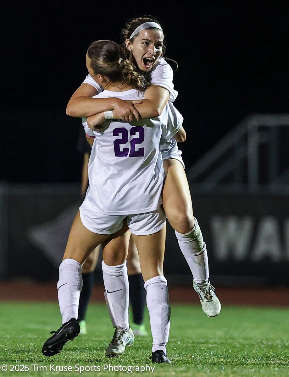 SeversonRowan's tweet photo. New Beginnings 💜🦅 #rollwarhawks https://t.co/3kmc2pbkNe