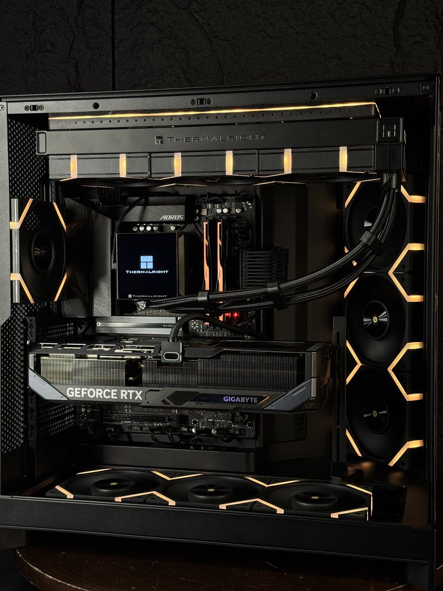 bit0th's tweet image. الله يبارك لها 

من التجميعات المتجر @Bitbybitpc 

GIGABYTE RTX5070TI GAMING OC
RYZEN 7 9700x 
AORUS B850 ELITE 
G.SKILL Z5 NEO 32GB 6000MHZ CL30
T500 2TB 7400MB
TR HYPER VISION 360MM
LIAN LI EDGA 850w GOLD ATX3.1 
NZXT H9 FLOW 2025
FANS GT2160 X10PCS 

9,700 SAR