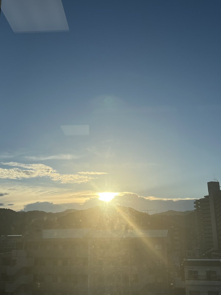 【手術28日目】おはようございます。退院日が今月18日に決まりました。あと1週間でどれぐらい回復するか。昨日、作業療法士さんにこそっときいた。『来週の退院までにハサミ持って仕事できるかな？』って。はっきりと、無理かな。。って。帰ってからのリハビリ頑張る。ショック😨
＃頚椎症性脊髄症