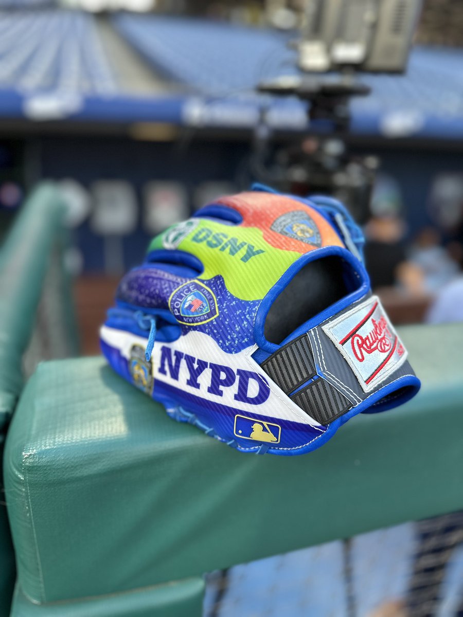 Francisco Lindor’s glove honors our brave First Responders #NeverForget