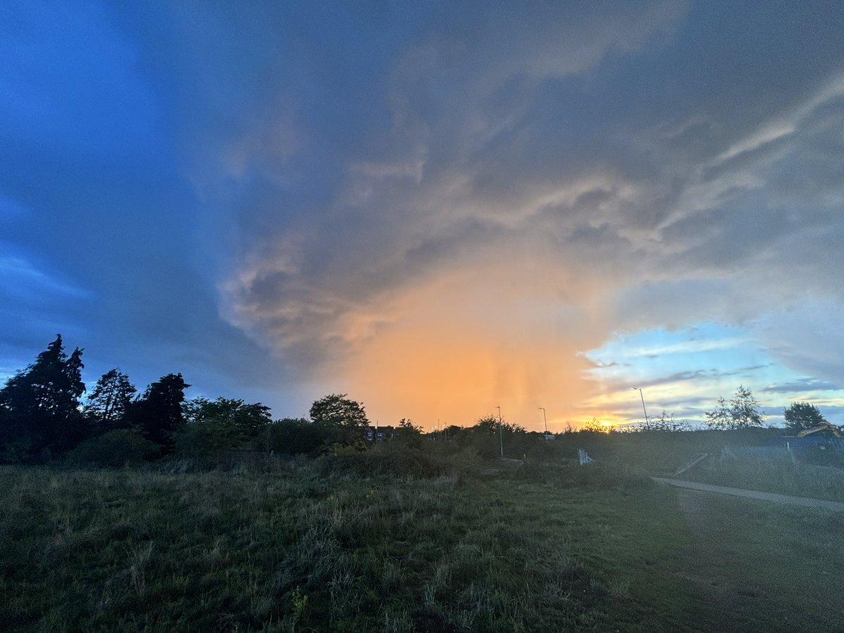 Well that sky earlier was just mad - shortly followed by thunder and lightning <a href="/Hudsonweather/">Paul Hudson</a> <a href="/BBCLookNorth/">BBC Yorkshire</a>