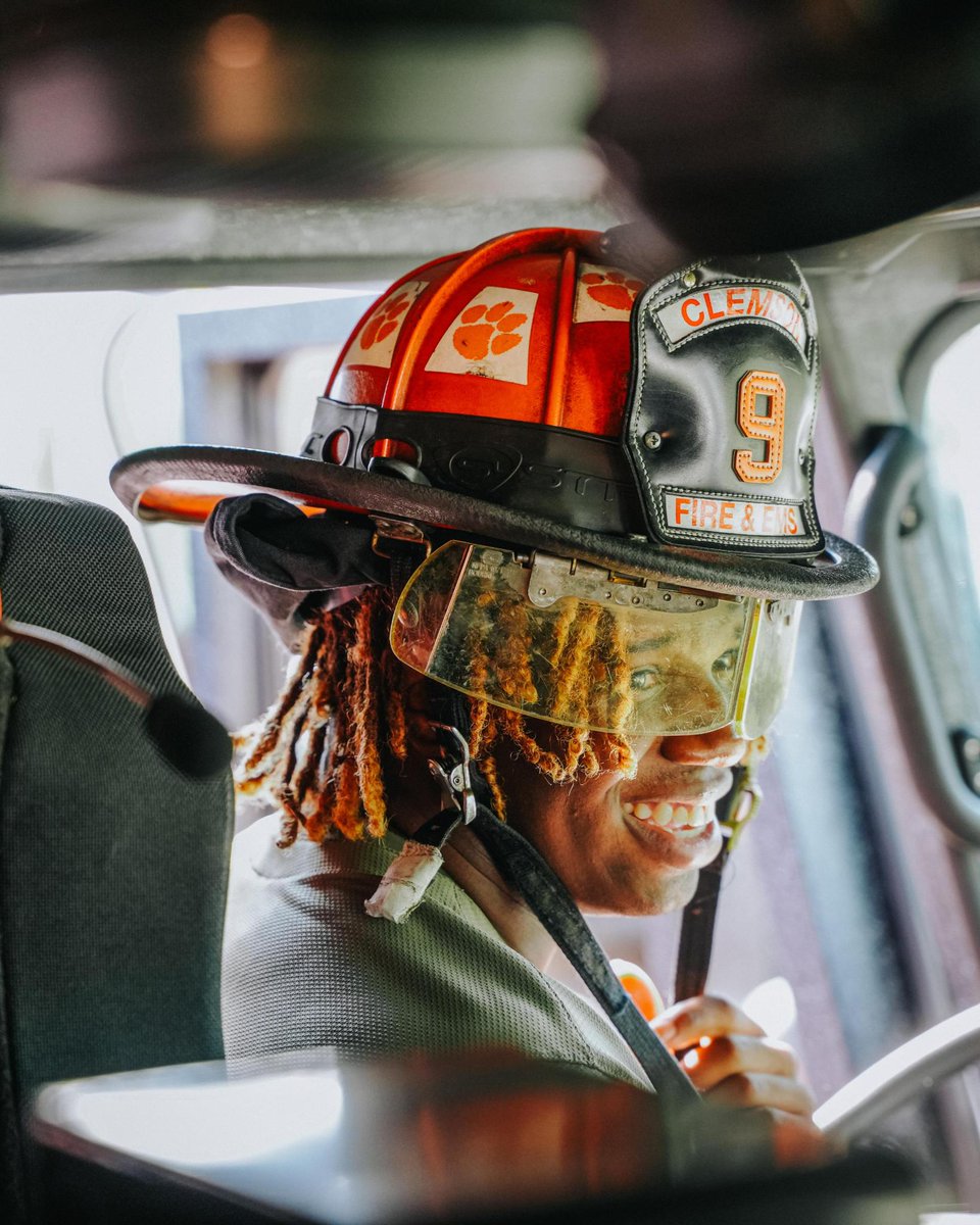 This #Thursgiving, we visited <a href="/ClemsonFD/">Clemson University Fire & EMS</a> to thank the brave men &amp; women who put their lives on the line every day.

We're grateful to the firefighters for letting us visit &amp; learn about the sacrifices they make day in &amp; day out.

#ClemsonFamily #NeverForget 👏 🇺🇸