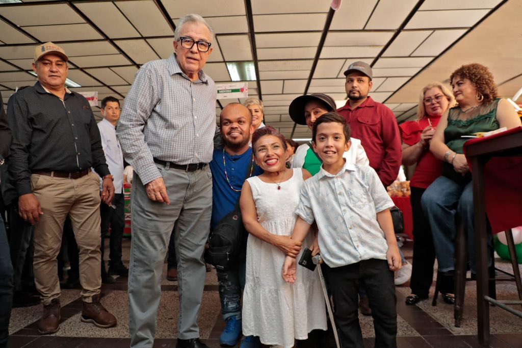 Hoy la Explanada de Palacio de Gobierno fue punto de encuentro de miles de culiacanenses en la Brigada del Bienestar y la Kermés mexicana con causa del <a href="/dif_sinaloa/">DIF Sinaloa</a>. Ahí atendimos con servicios gratuitos, convivimos en familia y reafirmamos el compromiso de seguir transformando